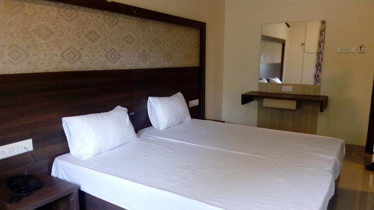 Hotel Veer Residency Panvel Buitenkant foto