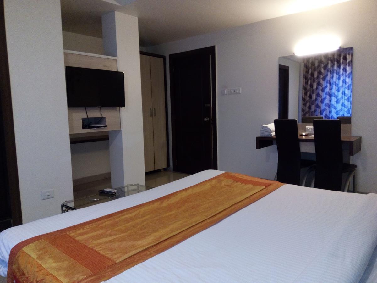 Hotel Veer Residency Panvel Buitenkant foto