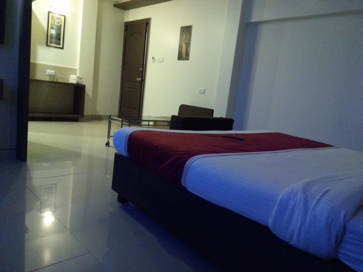 Hotel Veer Residency Panvel Buitenkant foto