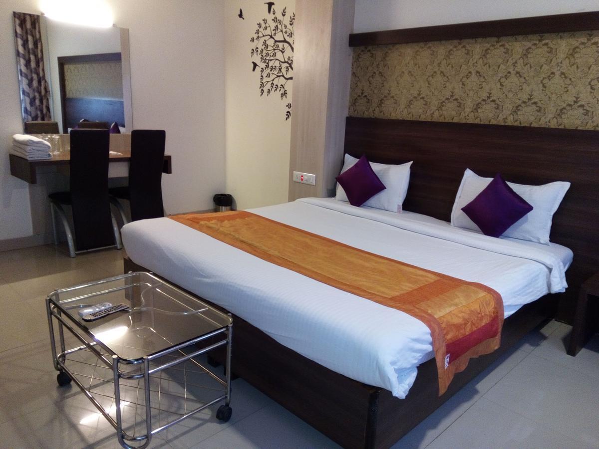 Hotel Veer Residency Panvel Buitenkant foto